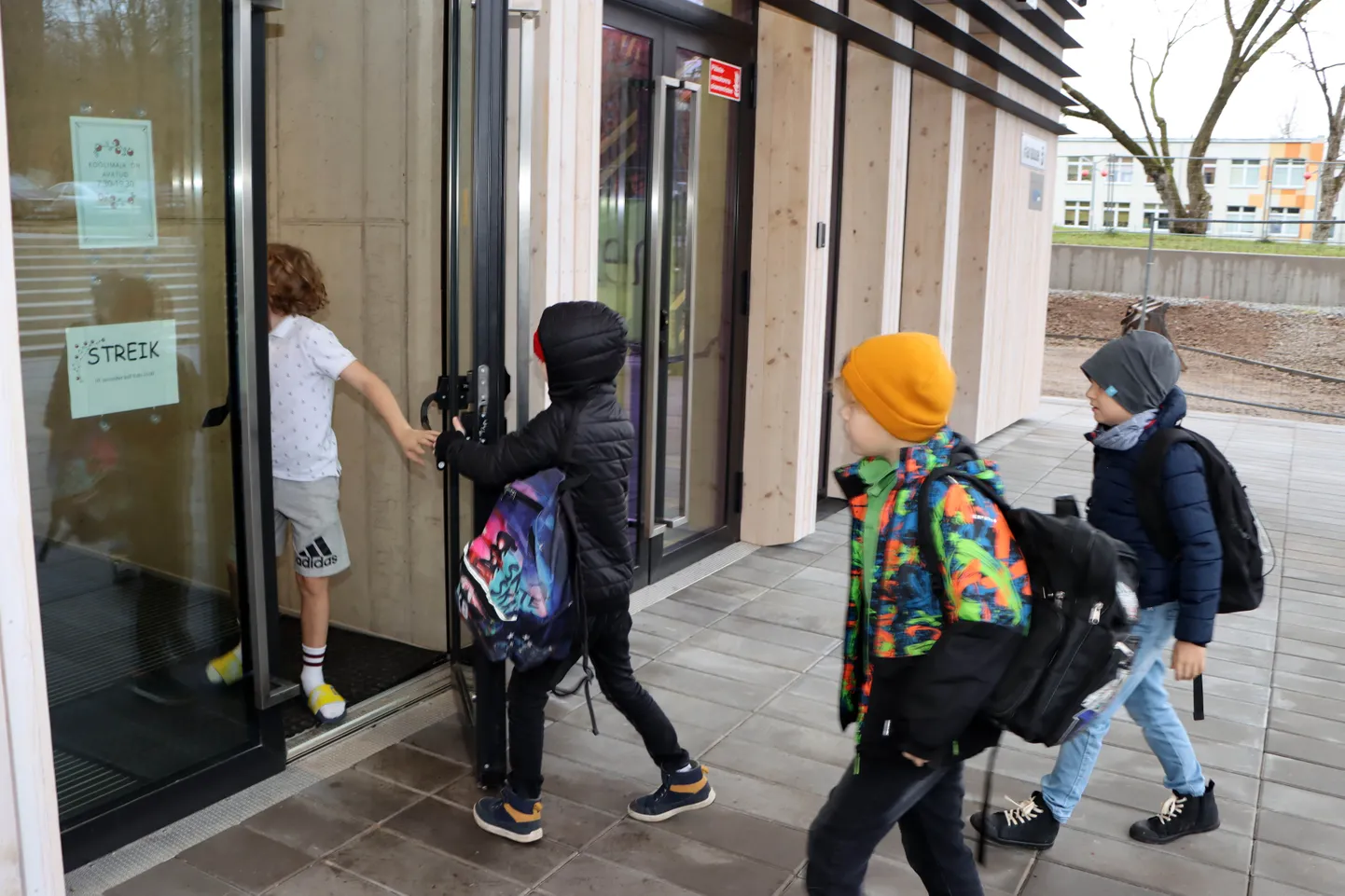 Часовая предупредительная забастовка учителей началась в пятницу в 9 утра, и к 10 часам учащиеся Йыхвиской основной школы начали заходить в здание школы.