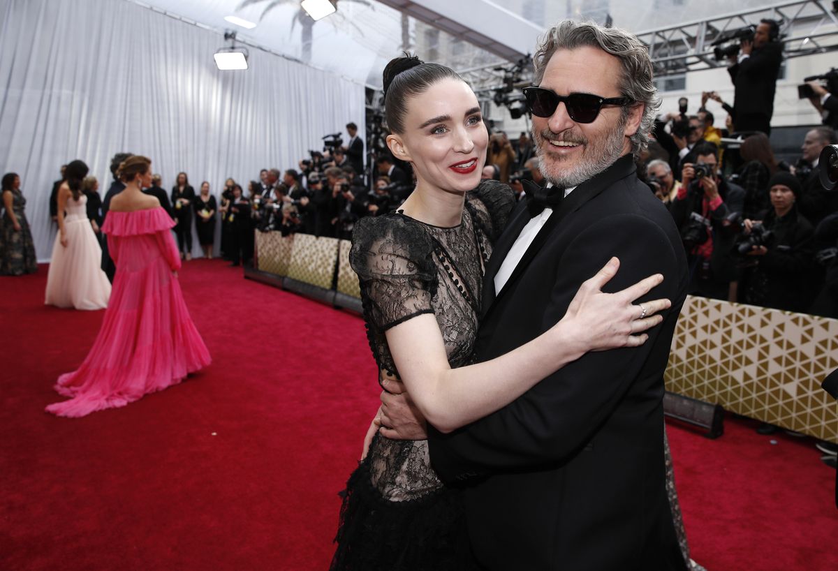 Joaquin Phoenix ja kihlatu Rooney Mara Oscarite auhinnagalal 2020. aastal.