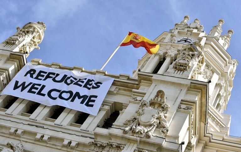 «Põgenikud on oodatud»-sõnumi võib leida ka Madridi linnavalitsuse hoone fassaadilt. Foto: Scanpix