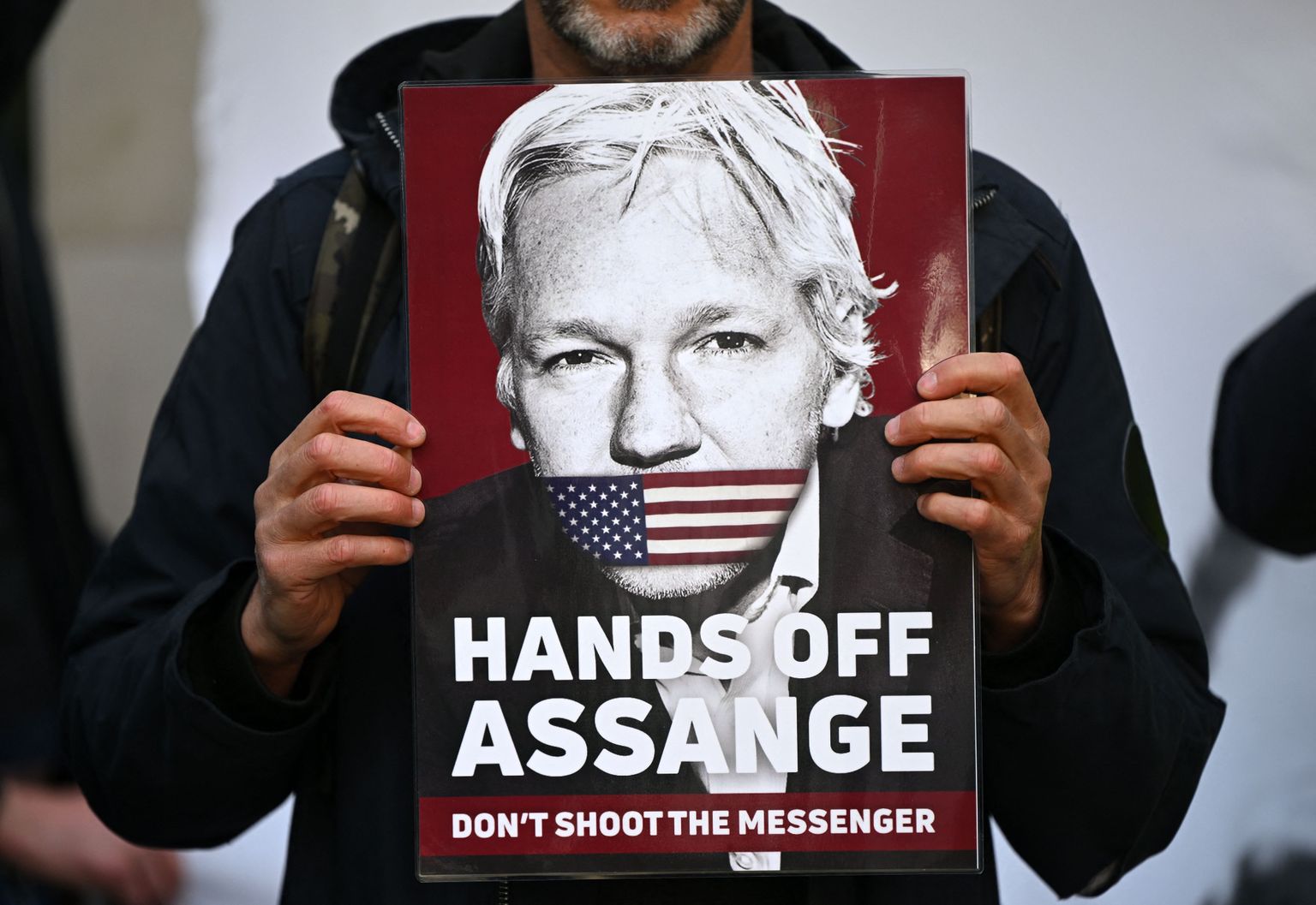 Meeleavaldaja Julian Assange'i väljaandmise vastu protestimas.