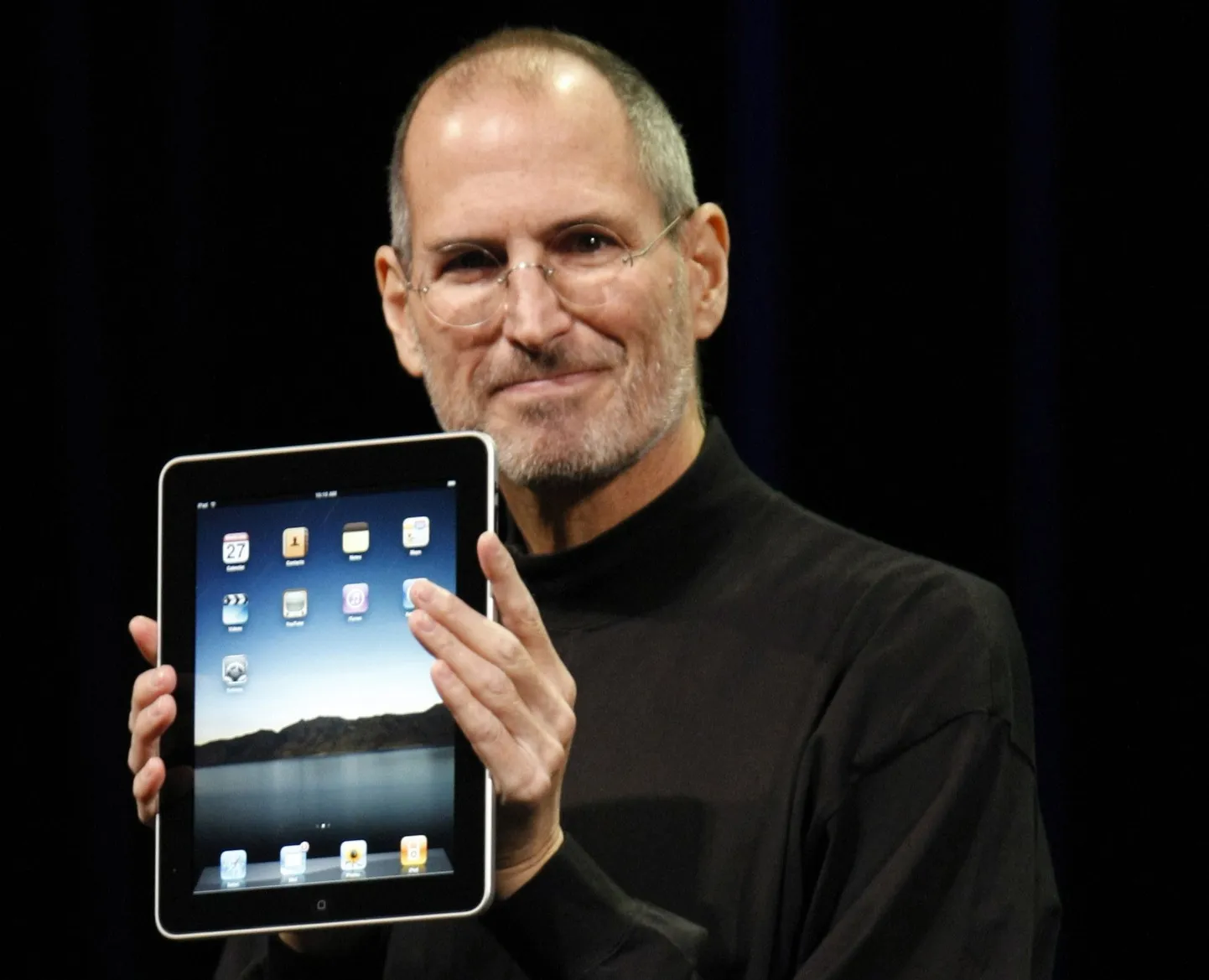 Apple'i juht Steve Jobs hoiab käes iPad'i.