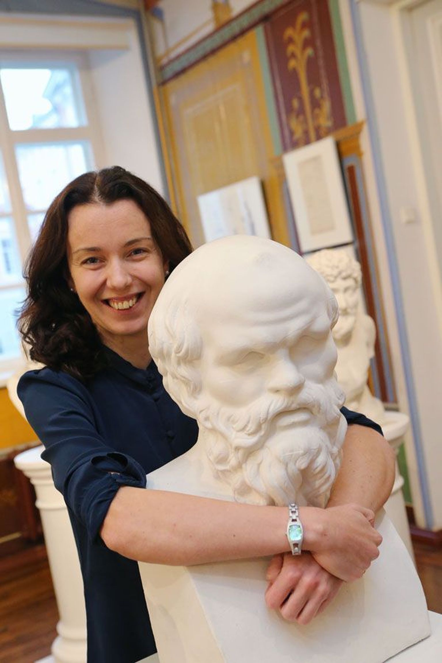 Kohe näha, et vanad tuttavad: eesti filosoof Riin Sirkel ja vanakreeka
 filosoof Sokrates Tartu Ülikooli kunstimuuseumis.