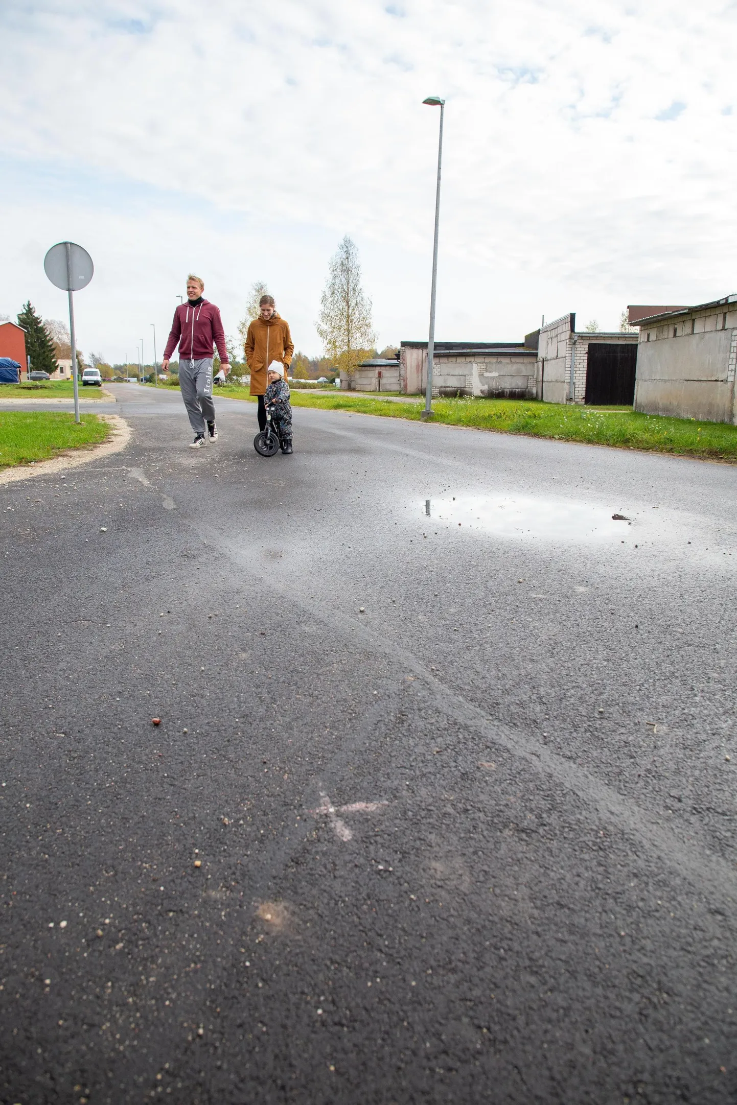 Aasa 13 korteriühistu esimees Ott Koobas (vasakul) on uue tänavaga rahul, sest varem sõideti koju läbi Mündi tänava majade hoovi. Kui pisut nuriseda, siis tupiku jätmise asemel oleks võinud tänava lõpu Mündi tänavani välja ehitada. Mõnikümmend meetrit jääb vaid puudu.