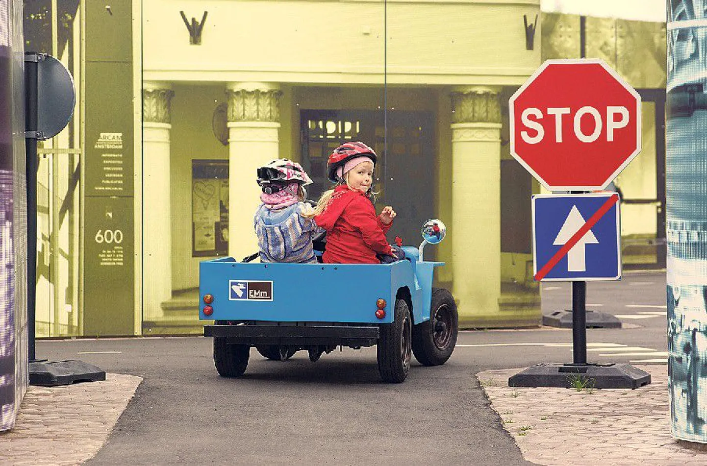 Ise rooli: Eesti kõige peresõbralikumaks muuseumiks valitud maanteemuuseumis saab autodega ringi 
sõita.