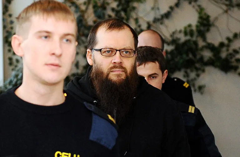Apsūdzētais "Rīgas satiksmes" darbinieks, kurš apsūdzēts par 42 seksuāliem noziegumiem pret 20 meitenēm, tiek konvojēts uz Rīgas pilsētas Vidzemes priekšpilsētas tiesas sēdi, kur viņam pasludinās spriedumu