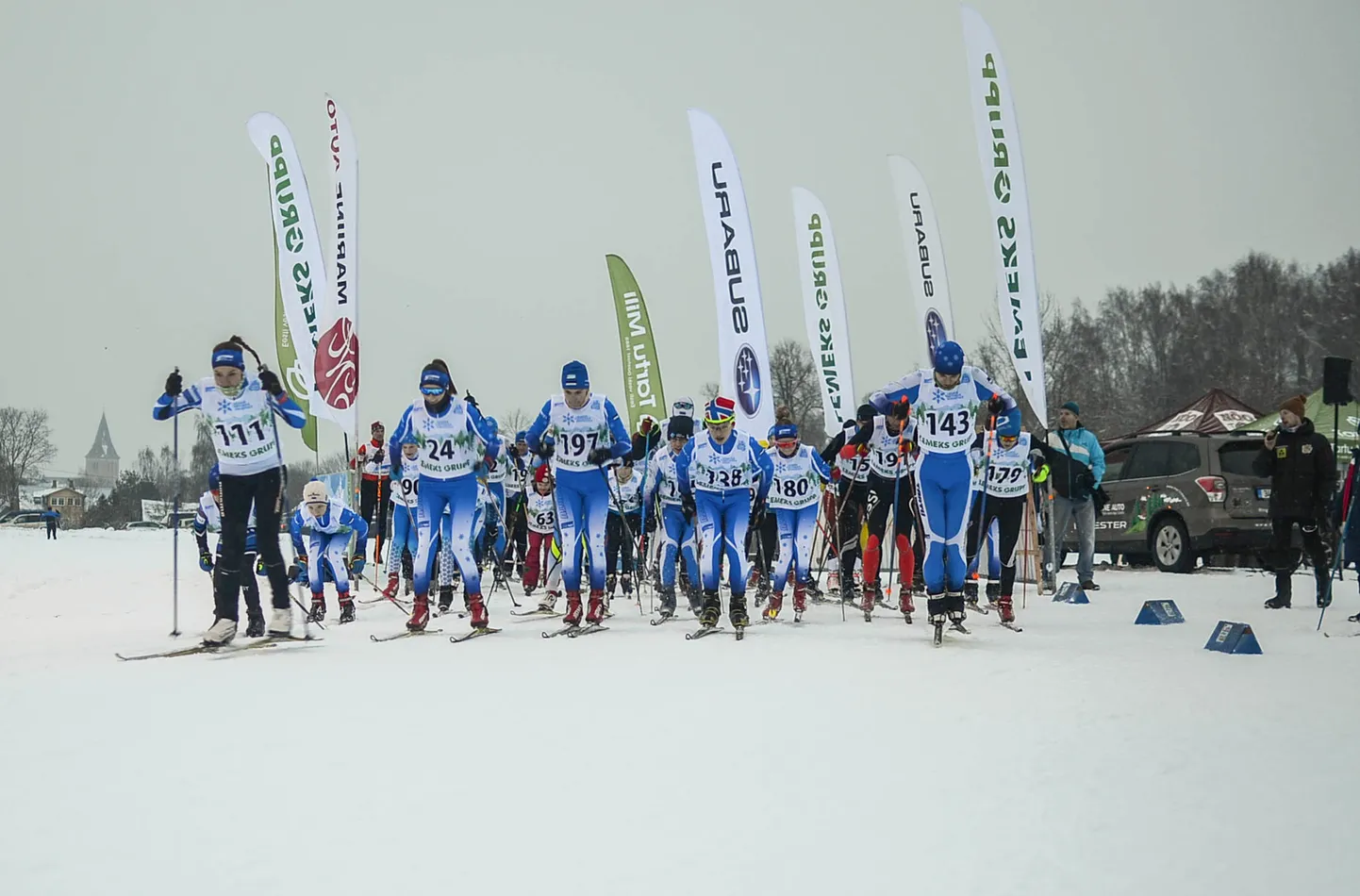 Lemeksi suusasarja eilse viienda etapi teise, kella viiese sõidu osalejad rajale tuiskamas.