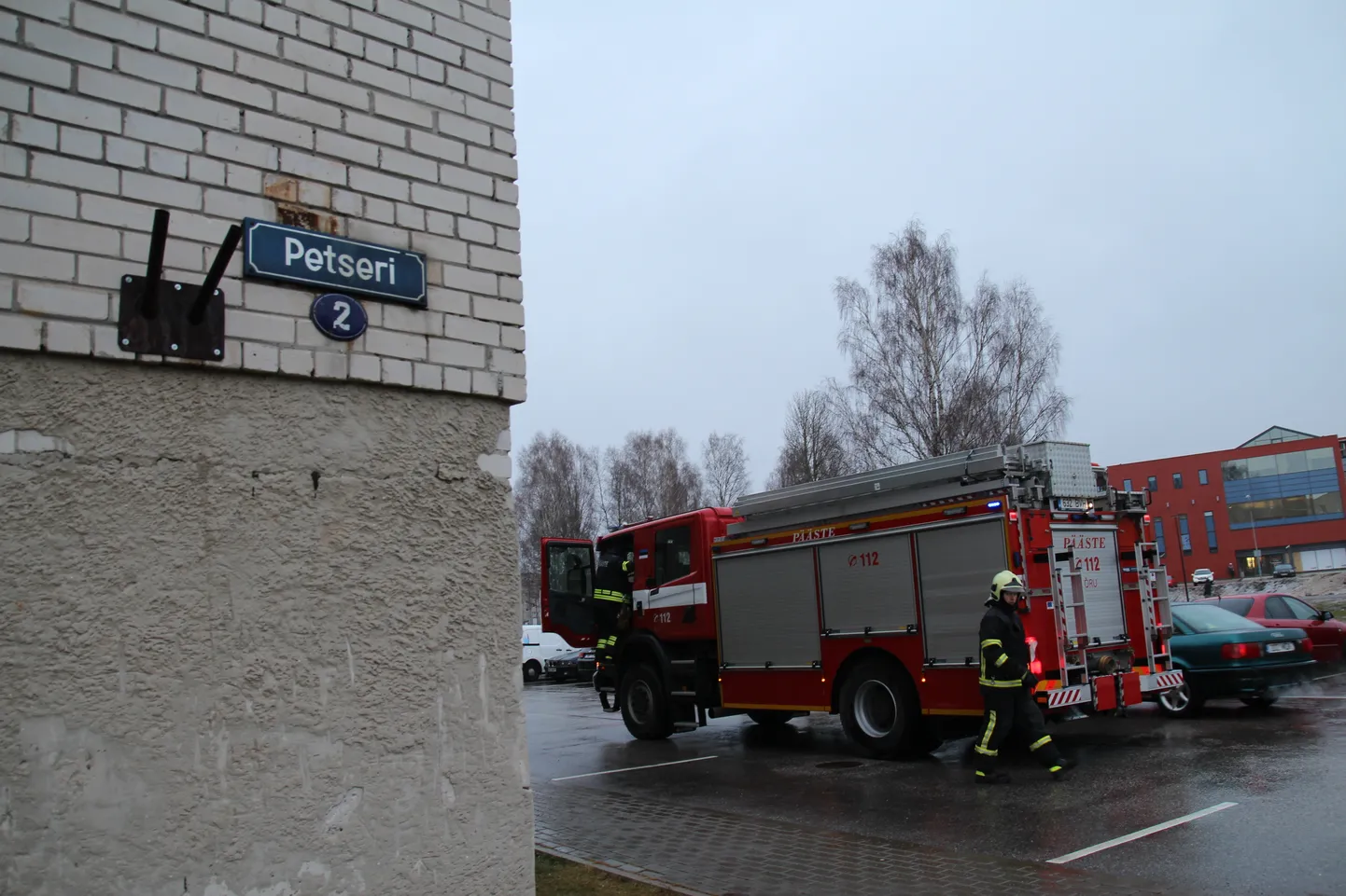 Võrus Petseri tänaval süttis auto pagasiruum.