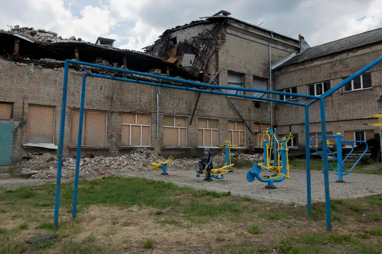 Purustatud koolimaja Kramatorskis Donetski oblastis. Muuhulgas pidi riigi IT meeskond looma kogu haridussüsteemi kiire digitaliseerimise lahenduse, et õppida saaks ka siis, kui Vene rakett on füüsilised klassiruumid hävitanud.