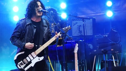 Jack White lõi vana garaažiukse jälle lahti. Jalaga.