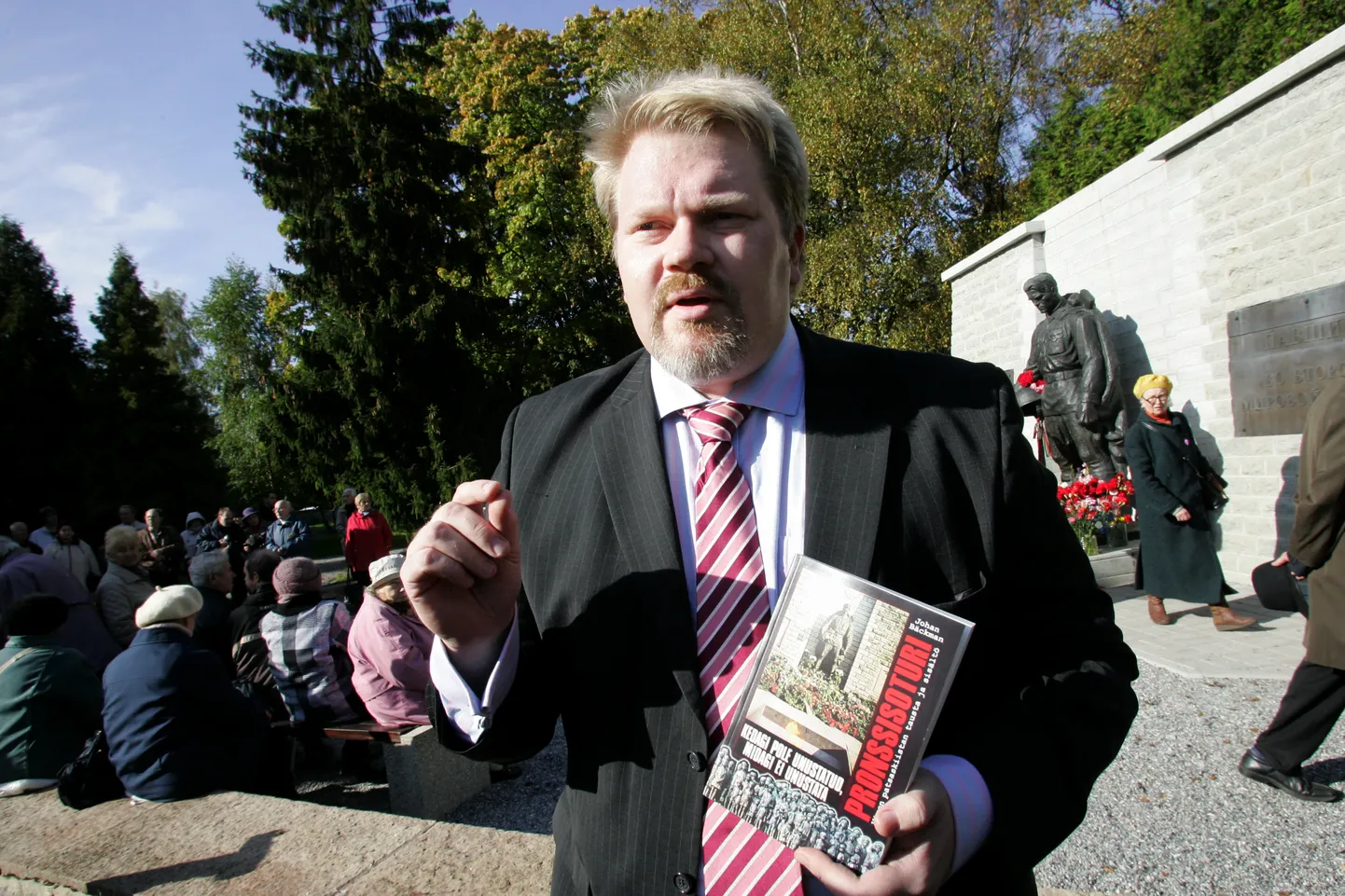 Johan Bäckman 2008 aastal Tallinnas Pronkssõduri juures.
