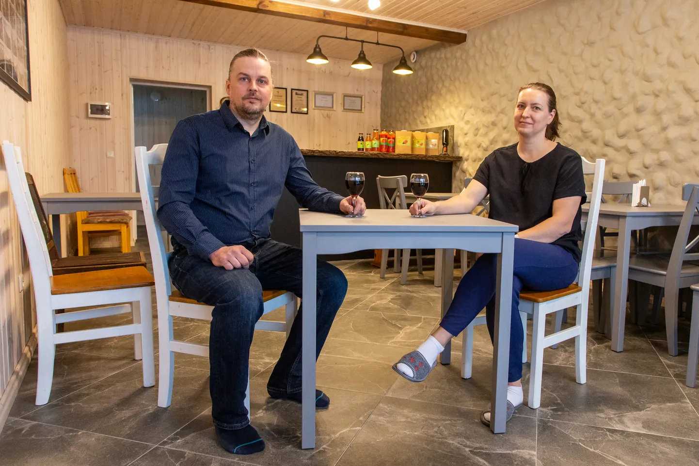 Osaühingu Lüganuse Lilleaed viimane lapsuke on vein. Villu ja Janne Pärtna naudivad seda veinimaja külaliste vastuvõturuumis. Edaspidi võõrustatakse seal seltskondi, kes külastuse ette tellivad.