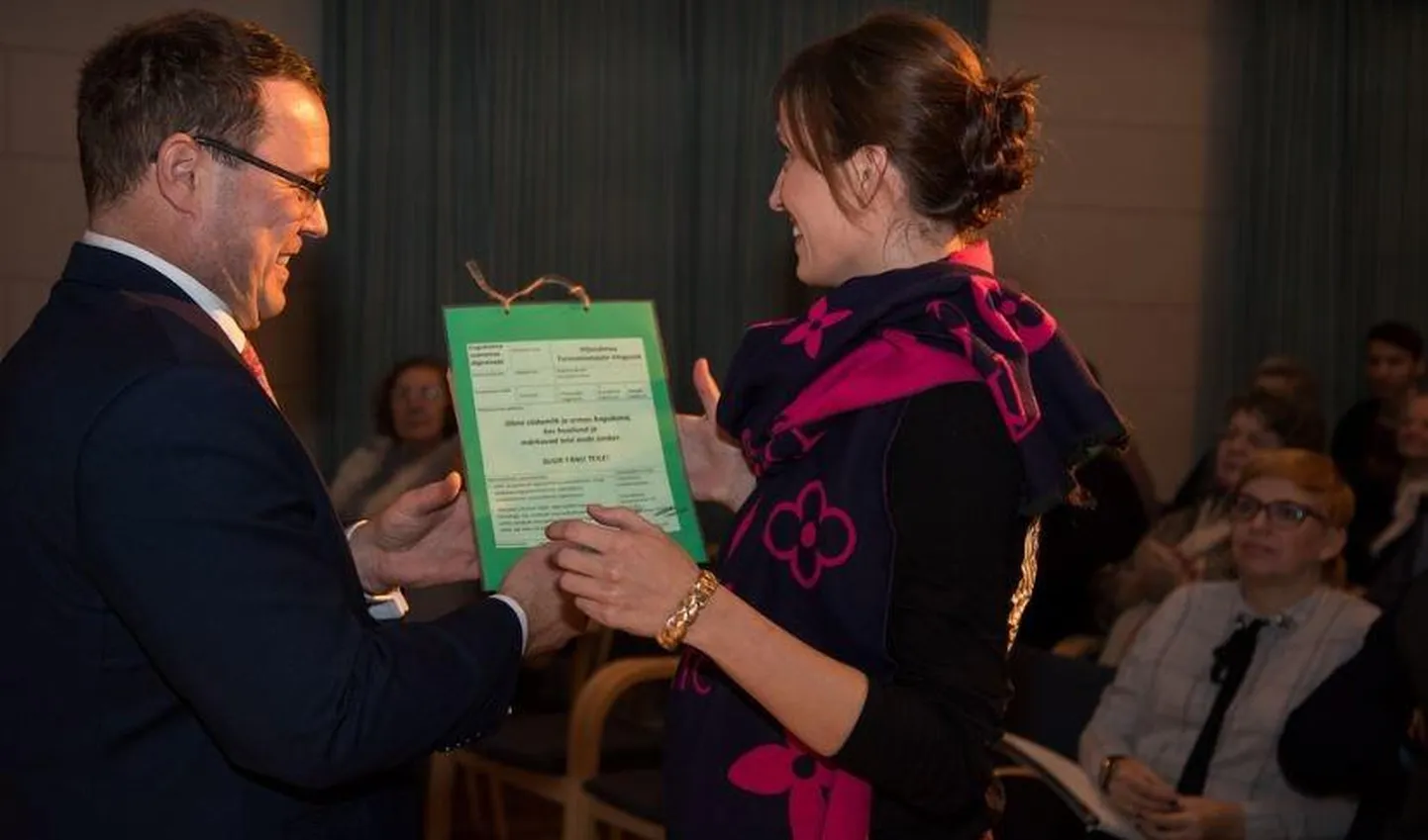 Madis Timpson andis Viljandimaa tervisetoetajate võrgustiku esindajale Merlyn Mandrele digiretsepti ning tänas ühingut tervisliku eluviiside propageerimise ja koostöö soodustamise eest.