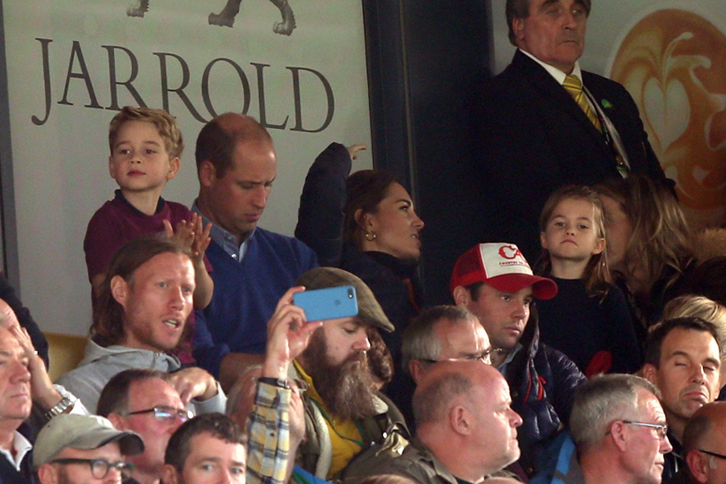 Norwich City v Aston Villa Premier. Prints William ja Kate Middleton viisid lapsed jalgpalli vaatama.