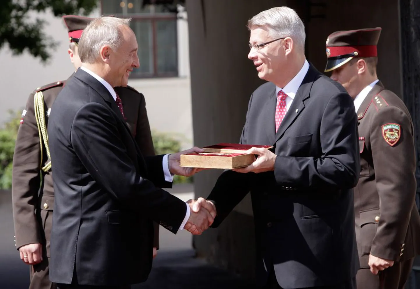 Valdis Zatlers (paremal) andmas oma mantlipärijale Andris Berzin,šile üle Läti presidendiresidentsi võtmeid.