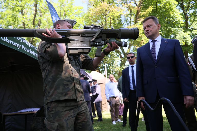 Министр национальной обороны Польши Мариуш Блащак надеется на многое, глядя на ПЗРК Piorun, который был представлен на военном пикнике в Польше, 3 июля 2022 года.