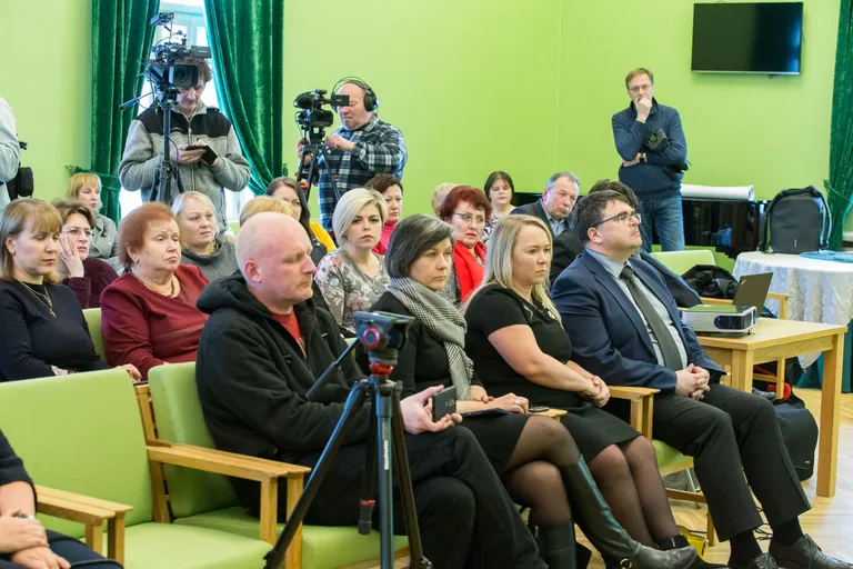 На проходившей в центре культуры пресс-конференции было многолюдно.