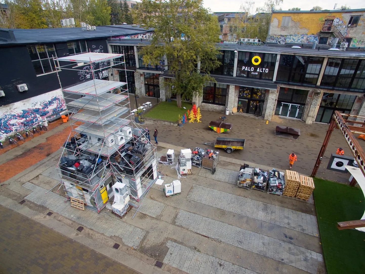 Nii ta kerkib: Tallinna Telliskivi Loomelinnaku keskväljakule ehitatakse e-jäätmetest majakas