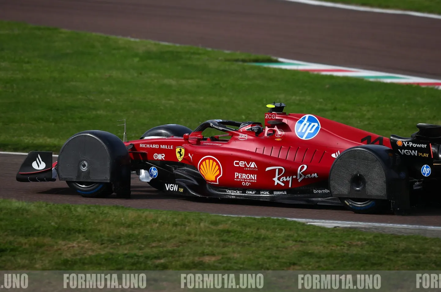 Ferrari vormelid testisid rehvikatteid.