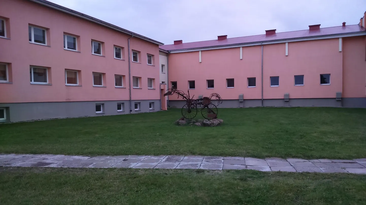 Esialgu spordikeskuse ja hosteli vahele tulema pidanud parkla tehakse hoopis kahele poole Rakvere tee äärde.