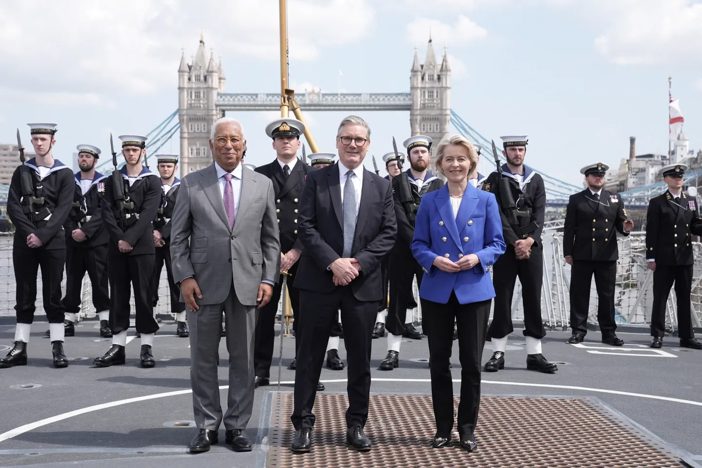 Euroopa Ülemkogu eesistuja Antonio Costa, Suurbritannia peaminister Keir Starmer ja Euroopa Komisjoni president Ursula von der Leyen seisavad koos Kuningliku mereväe liikmetega Type 23 fregatil HMS Sutherland Londoni kesklinnas pärast Ühendkuningriigi ja ELi tippkohtumist, 19. mai 2025.