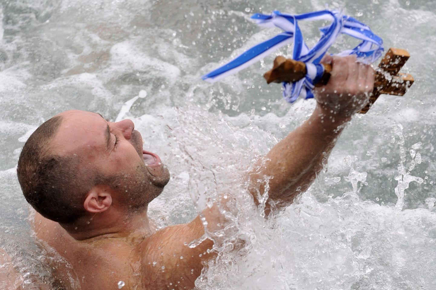 Epifaania traditsioon  - kreeklased võitlevad vees risti eest