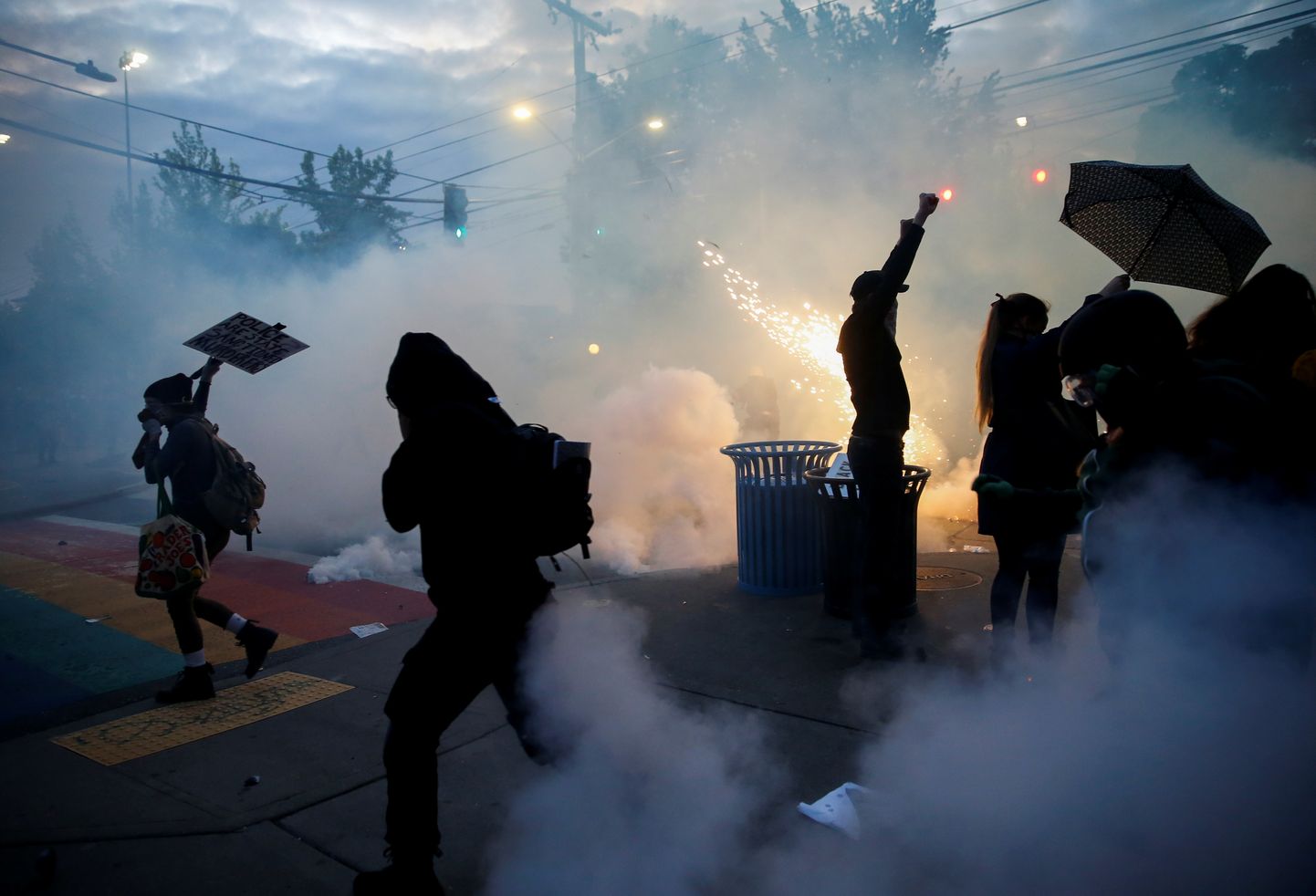 Seattle'i politsei ründab põgenevaid protestijaid pisargaasi ja valgusgranaatidega, 1. juuni 2020.