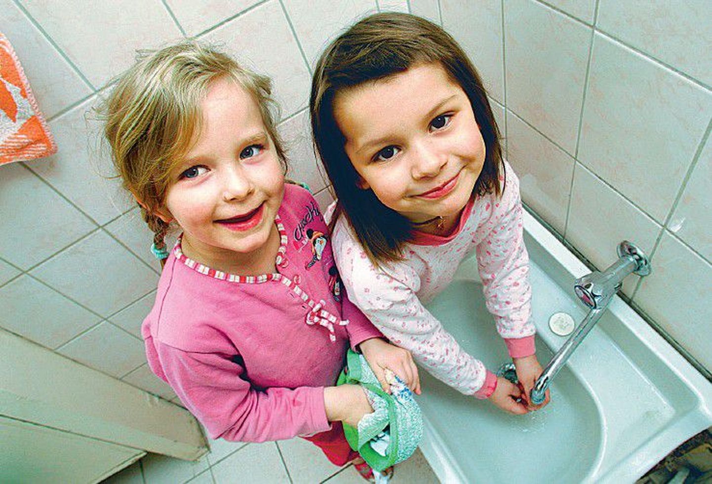 Antibiootikum viiruse vastu ei aita, hoolikast  kätepesust võib viirusnakkuste vältimisel aga palju kasu olla. Pildil pesevad käsi Tallinna Mesimummu lasteaia lapsed Aurelia ja Aglaia.