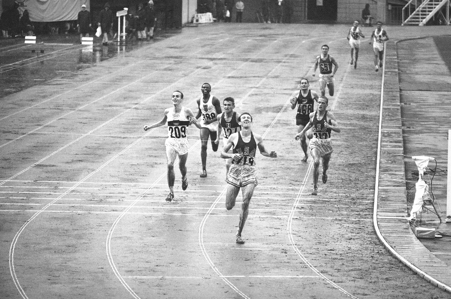 Bob Schul tegi 1964. aastal 5000 meetri jooksu viimasel ringil võimsa sprindi ning võitis oma riigile olümpiakulla.
