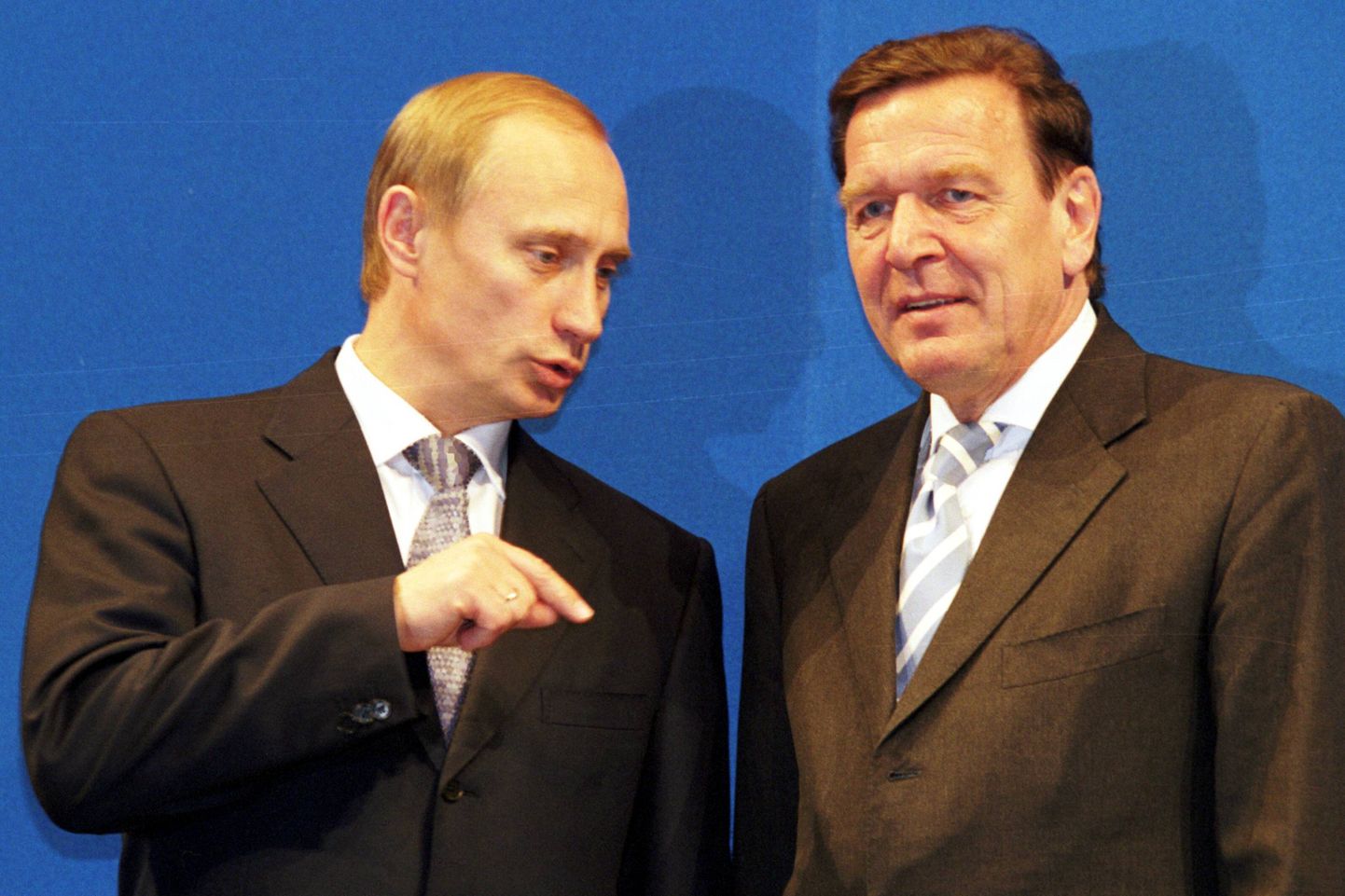 Venemaa president Vladimir Putin koos tollase Saksa kantsleri Gerhard Schröderiga 2000. aasta juunis.
