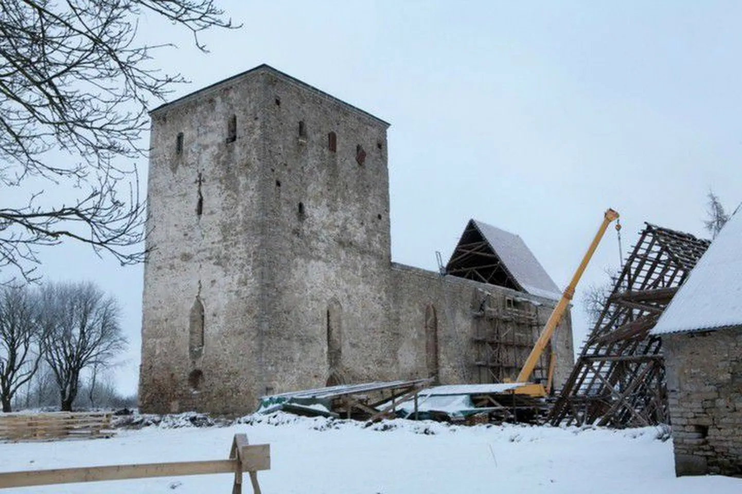 Pöide kiriku katuse restaureerimine.