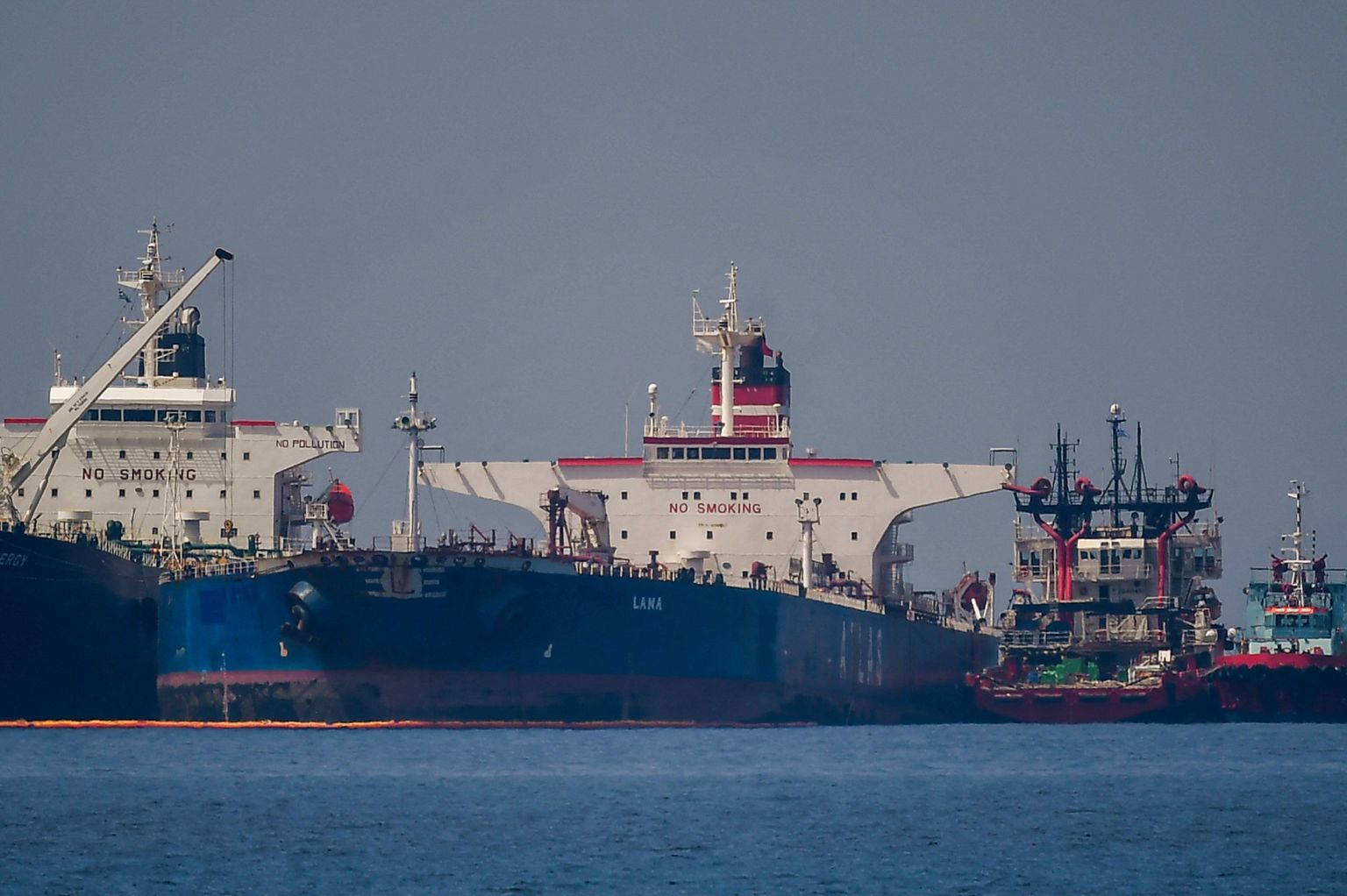 Libeeria lipu all seilav tanker Ice Energy (vasakul) pumpab Iraani lipuga tankerilt Lana (Pegas) naftat ümber Kreeka saare Evia ranniku lähedal. Algselt Venemaa lipu all sõitnud ning Venemaa naftat vedanud tankeri last oli mõeldud laevatamiseks USA-sse, kuid Kreeka võimud pidasid laeva Venemaa-vastaste sanktsioonide tõttu kinni. See samm vihastas Iraani valitsust, kes vastusammudena alustas Kreeka laevade arestimist.