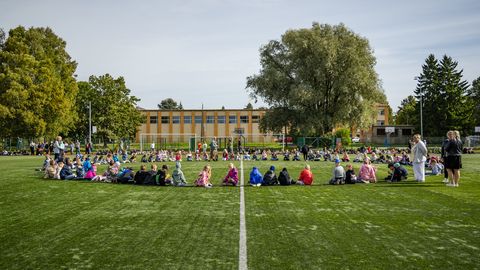 PILDID ⟩ Üle-eestilise lugemistunni puhul viisid Mai kooli 700 õpilast raamatud staadionile