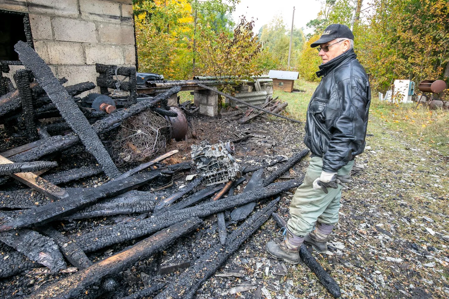 Arno Adler vaatas tõsise pilguga eile tuleroaks langenud puidutöökoja riismeid.