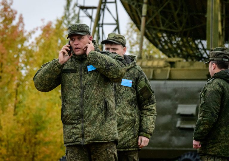 Venemaa ohvitser rääkimas telefoniga õppusel Vostok-2018.