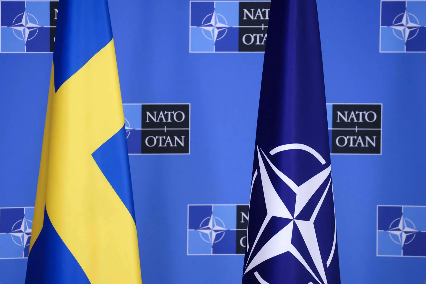 Rootsi ja NATO lipp.