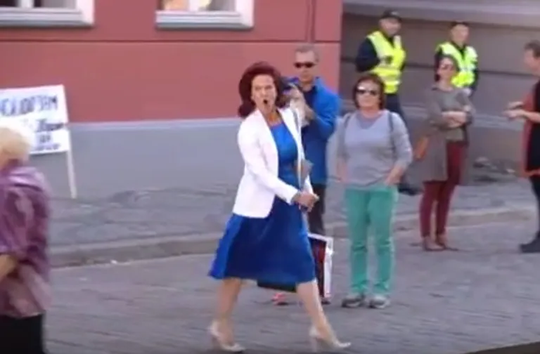 Solvitas Āboltiņas reakcija Latvijas Pensionāru federācijas rīkotā piketa laikā.