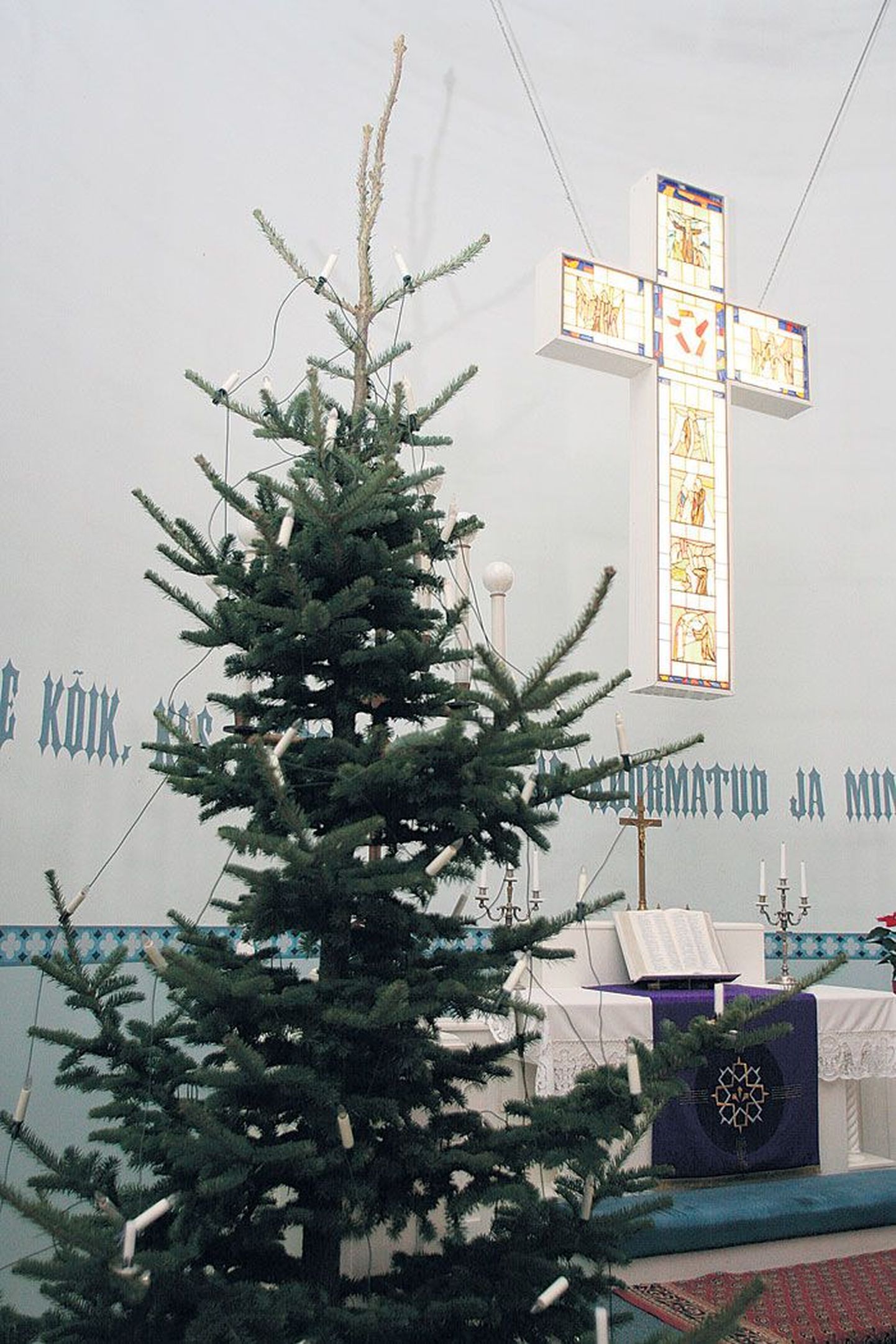 Pauluse kirikus peavad oma jõulujumalateenistusi mitmed Tartu koolid.