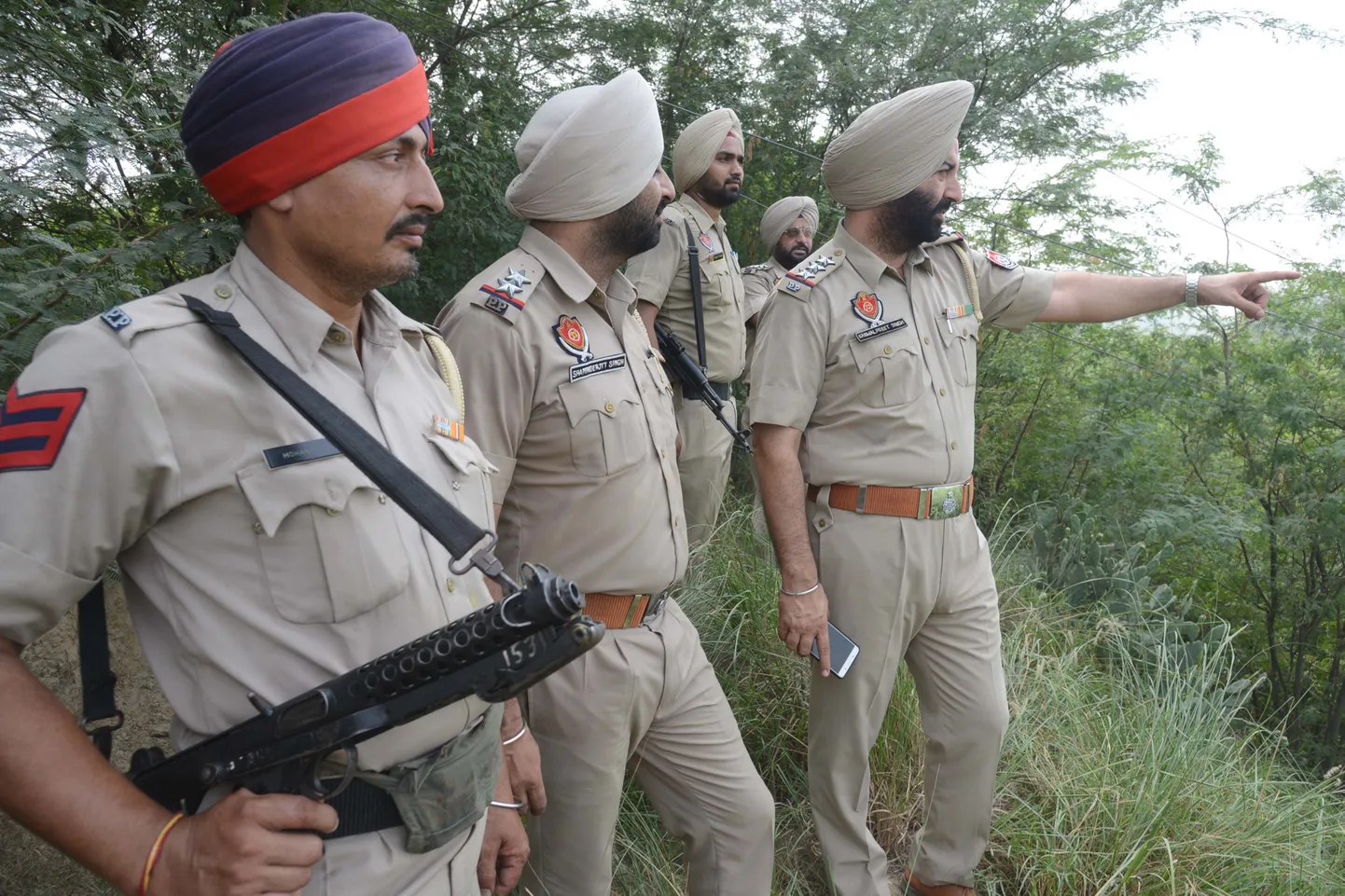 India politseinikud Pakistani piiri lähedal.