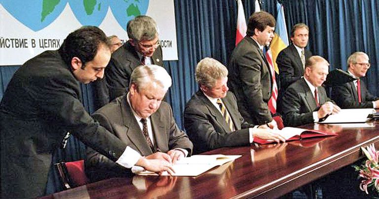 Venemaa president Boriss Jeltsin, USA president Bill Clinton, Ukraina president Leonid Kutšma ja Suurbritannia peaminister John Major kirjutamas alla deklaratsioonile, millega lubati garanteerida Ukraina suveräänsus pärast tuumarelvast loobumist.