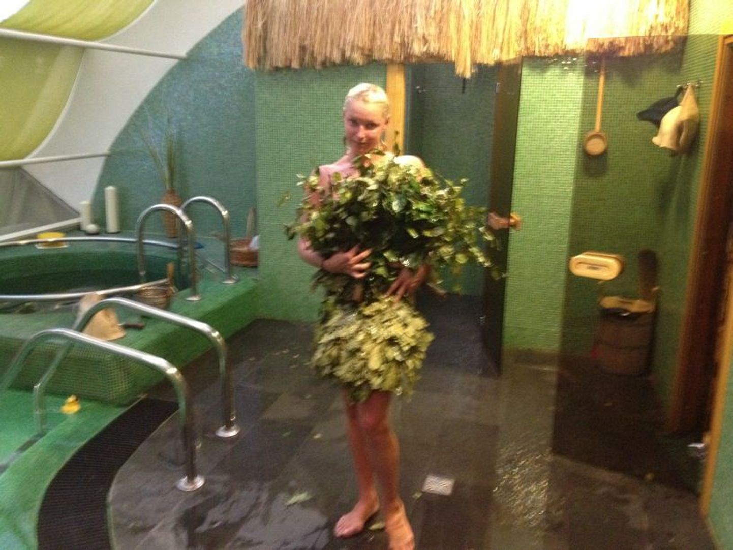 Анастасия Волочкова в бане спортклуба Мадонны Hard Candy