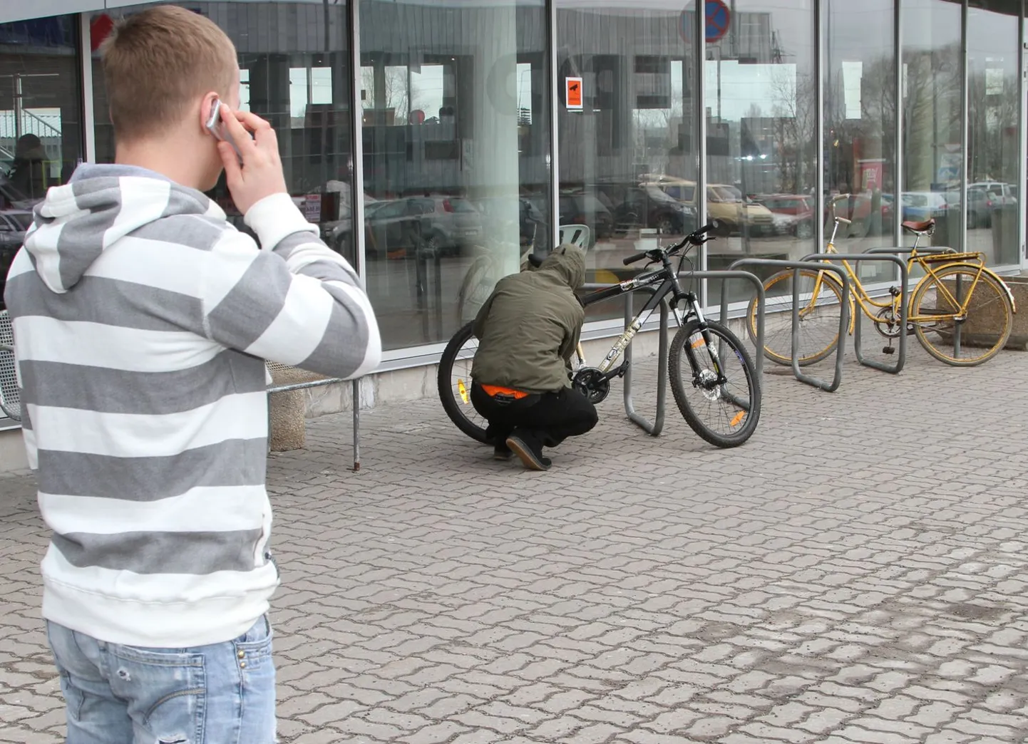Rattavargust nähes helista politseisse. Illustreeriv foto.
