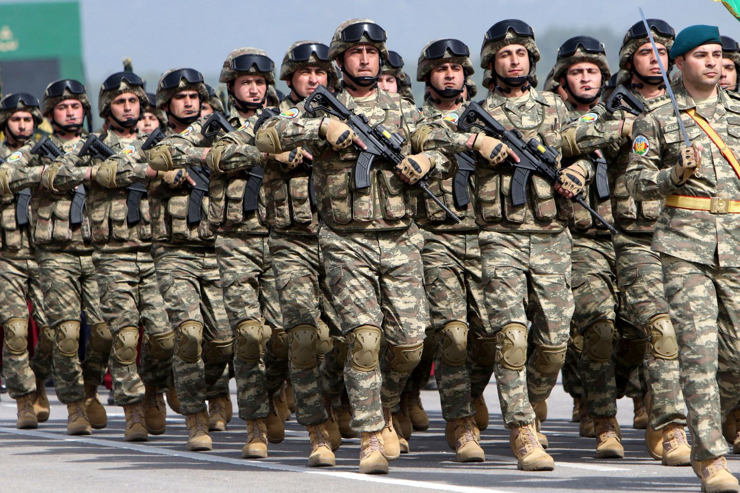 Azerbaidžānas armijas karavīri parādē 2022. gada maijā
