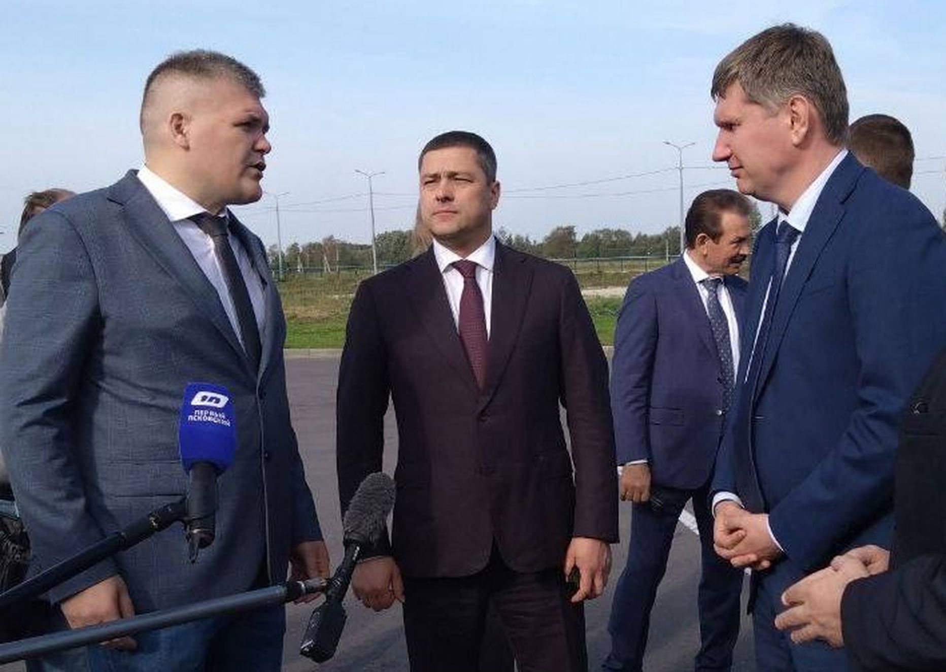 Губернатор Псковской области Михаил Ведерников (в центре) просит деньги у министра экономического развития РФ Максима Решетникова (справа) на отмененные из-за войны совместные с Эстонией и Латвией проекты.