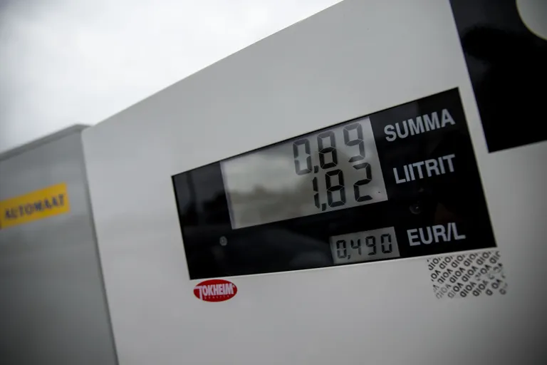 Klaasipesuvedeliku tankur näitab tangitud vedeliku kogust.