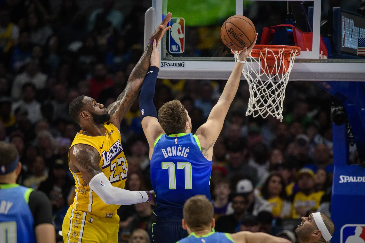 Lebrons Džeimss un Luka Dončičs