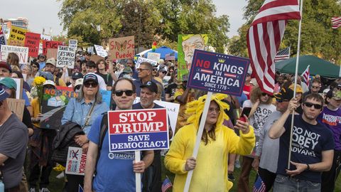 VIDEOD ⟩ Trump vastas miljonite osalejatega «Ei kuningatele» protestidele AI videotega, millel pommitab inimesi väljaheidetega