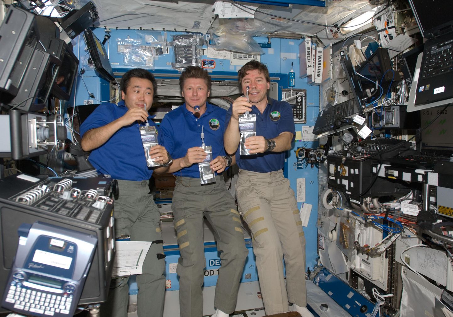 Rahvusvahelise kosmosejaama kosmonaut  Gennadi Padalka (keskel)ning astronaudid Mike Barratt (paremal)ja Koichi Wakata vett proovimas