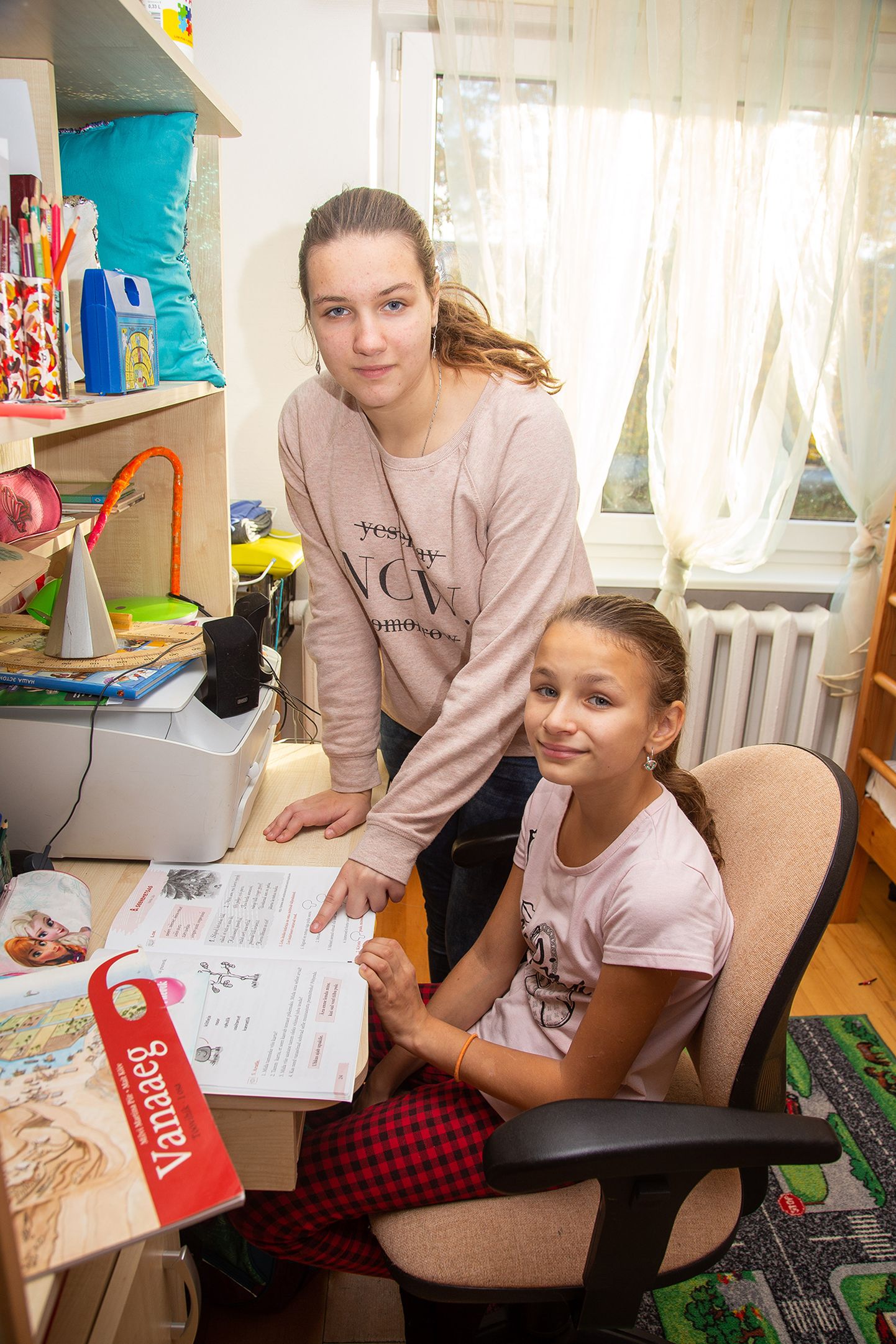 Paide Hillar Hanssoo põhikoolis õppivad õed Diana (vasakul) ja Ekaterina jätsid juba praegu vabatahtlikult vene keeles õppimise pooleli ja läksid üle eesti klassidesse.