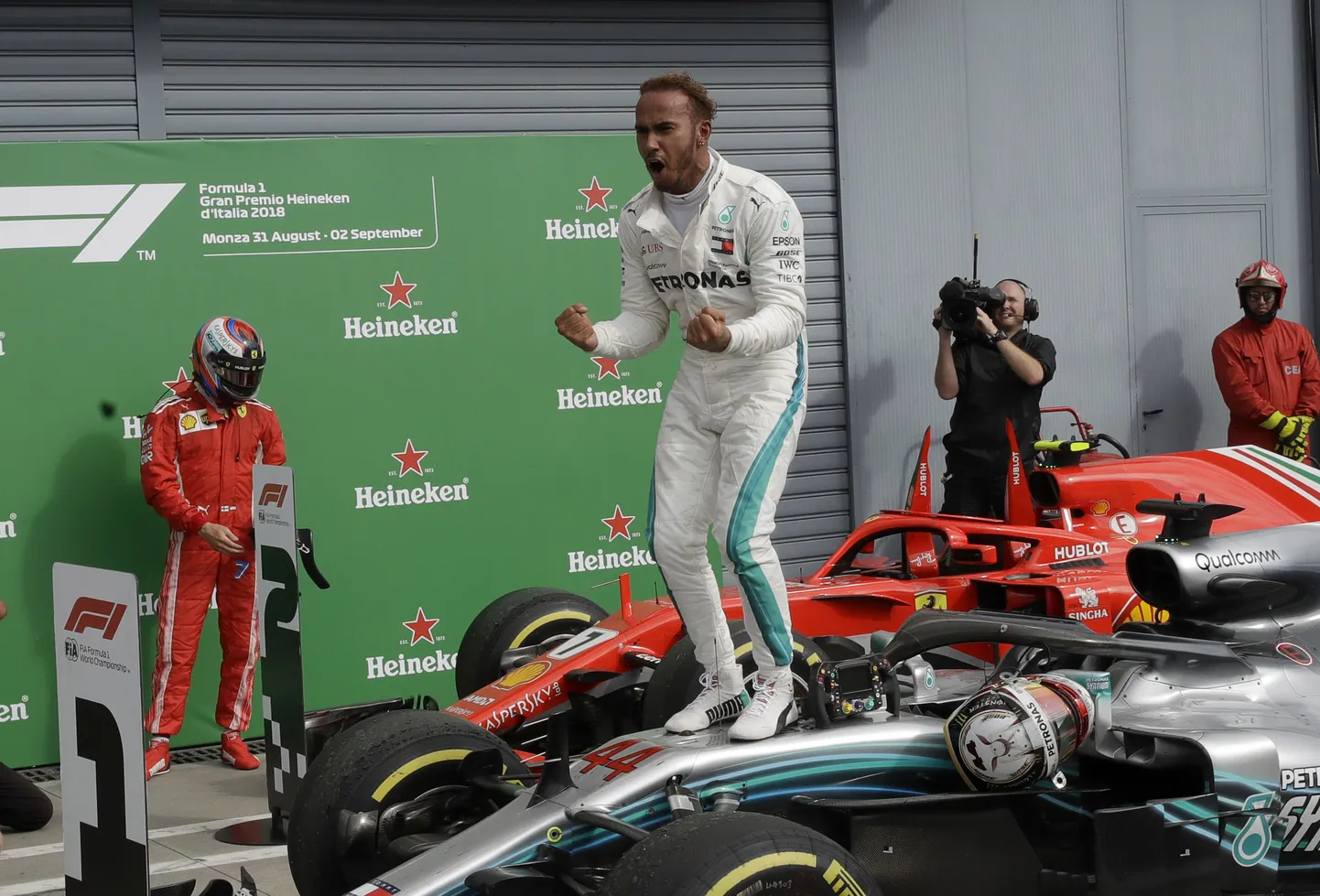 Lewis Hamilton pani Ferrari kodurajal punased autod paika.