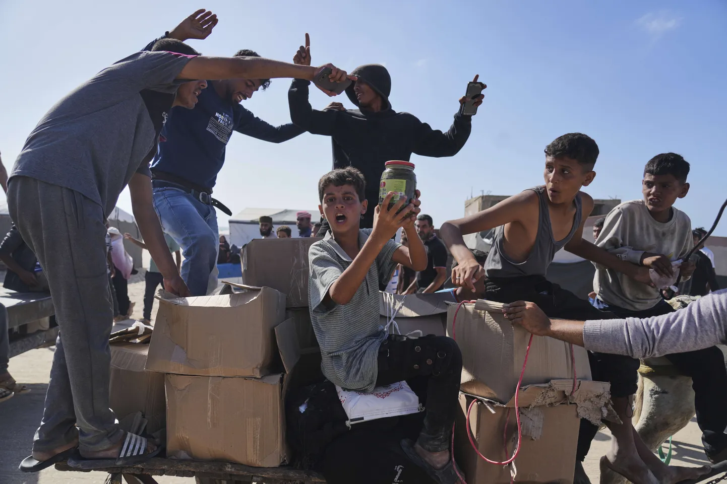 Palestiinlased USA ja Iisraeli toetatud organisatsiooni Gaza Humanitaarfondi humanitaarabipakkidega 27. mail 2025. aastal Rafah's.